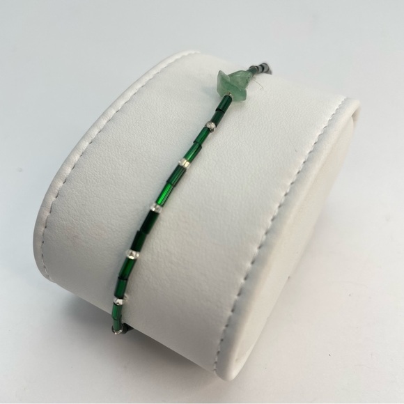 VINTAGE Dainty Jadeite Chip Bracelet - Picture 3 of 8